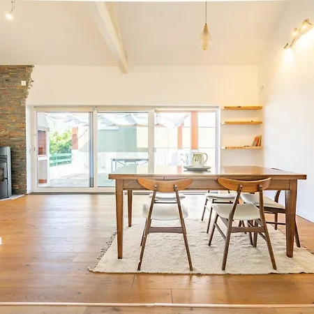 Serene 4Br Family Home By River